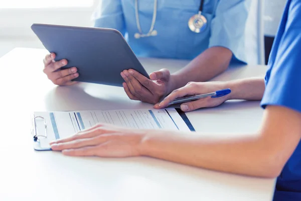 Close up of doctors with tablet pc at hospital — Stock Photo, Image
