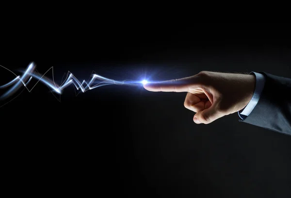 Zakenman vinger verbinden met lightning — Stockfoto