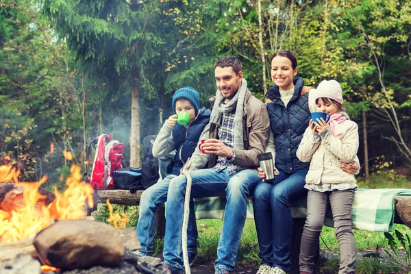 Mutlu aile kamp ateşi, bankta oturmuş — Stok fotoğraf