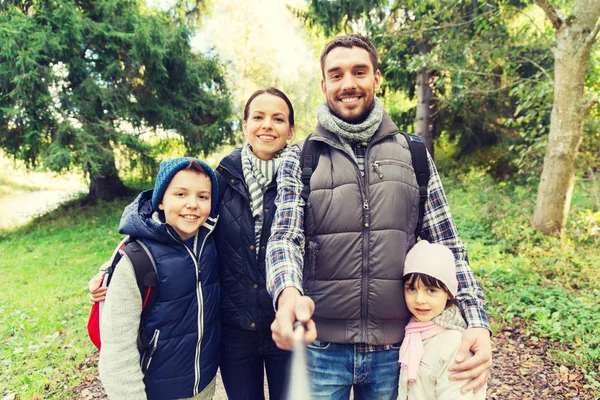 Selfie をとり、ハイキングのバックパックと家族 — ストック写真