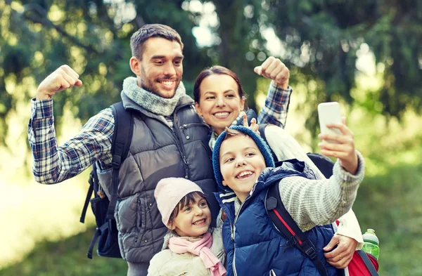 Familj med selfie med smartphone i skogen — Stockfoto
