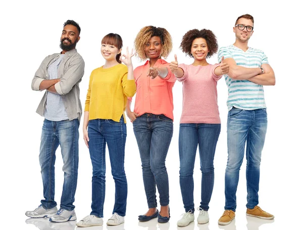 Grupo internacional de personas sonrientes felices — Foto de Stock