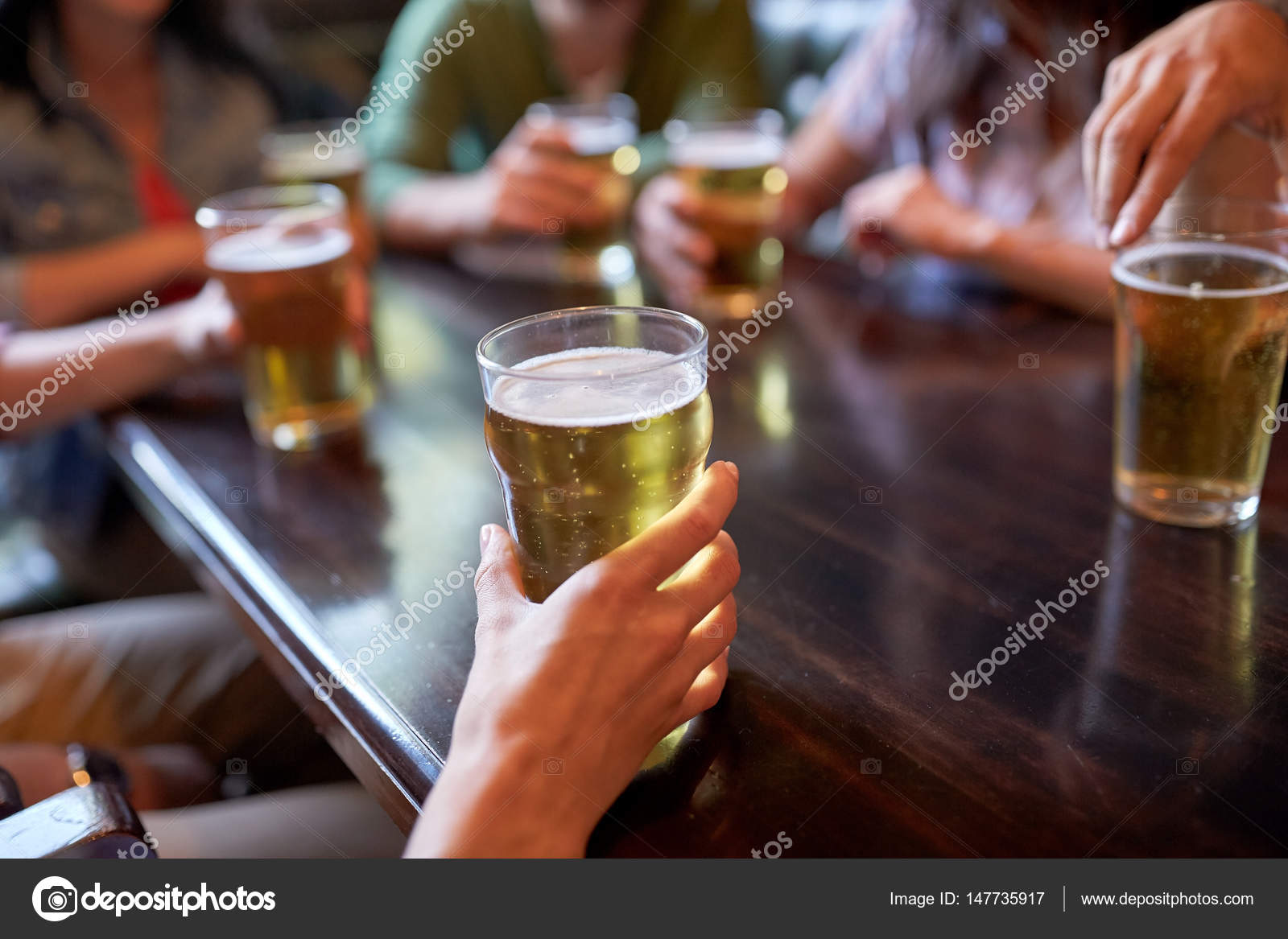 Amigos bebiendo cerveza en el bar o pub — Fotos de Stock © Syda