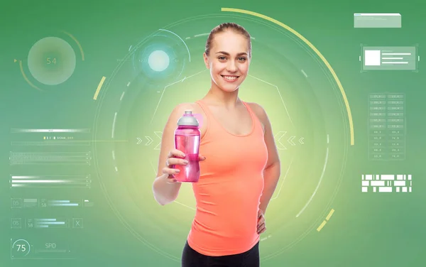 Mujer joven y deportiva feliz con botella de agua —  Fotos de Stock