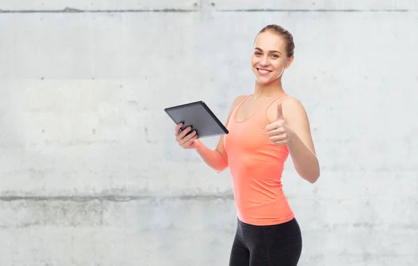 Feliz sonriente joven deportiva con la tableta de la PC — Foto de Stock