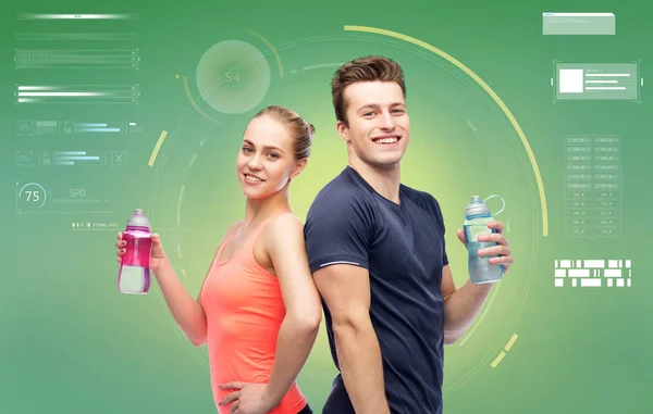 Sportif homme et femme avec des bouteilles d'eau — Photo