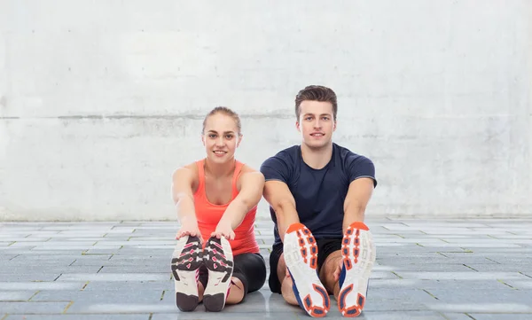 Hombre y mujer deportivos felices — Foto de Stock