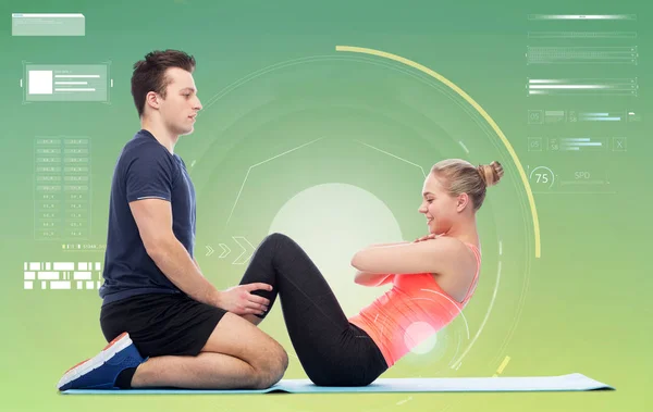 Hombre y mujer deportivos felices haciendo abdominales — Foto de Stock