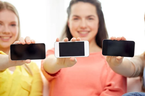 Mulheres felizes ou meninas adolescentes com smartphones — Fotografia de Stock