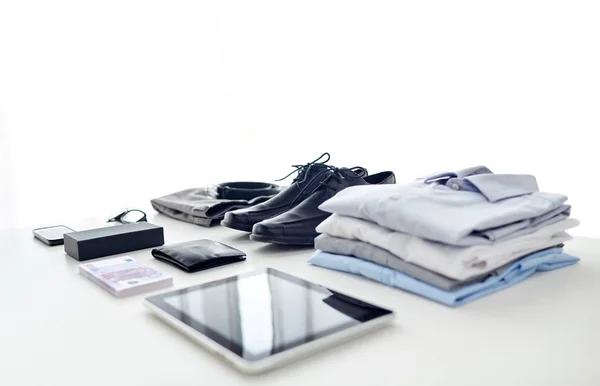 Kläder, prylar och business grejer på bordet — Stockfoto