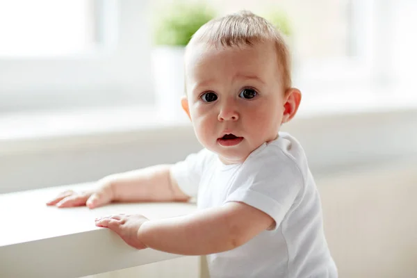 Menino pequeno feliz ou menina em casa — Fotografia de Stock