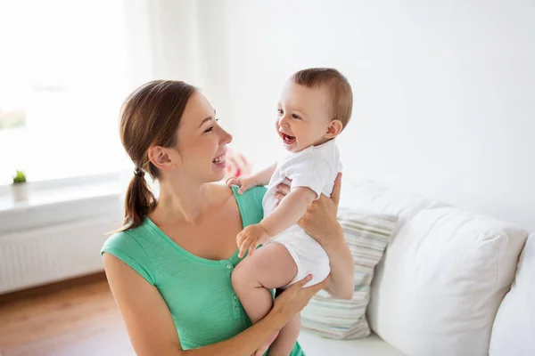 Glückliche junge Mutter mit kleinem Baby zu Hause — Stockfoto