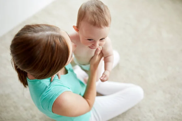 Feliz joven madre con pequeño bebé en casa — Foto de Stock