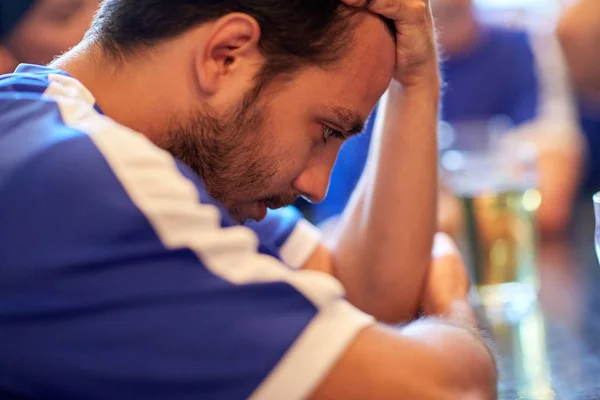 Крупним планом сумний фанат футболу в барі або пабі — стокове фото