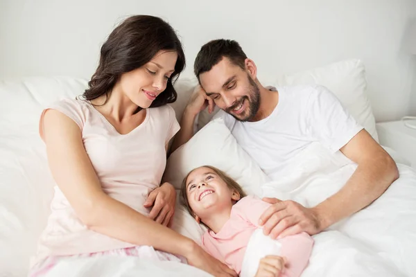 Šťastná rodina v posteli doma — Stock fotografie