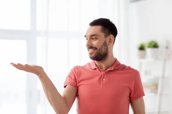 Hombre feliz sosteniendo algo imaginario en casa —  Fotos de Stock