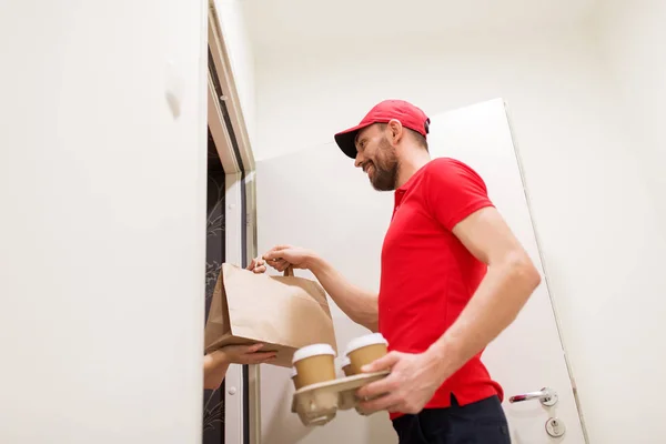 Człowiek, dostarczanie kawy i jedzenie do klienta do domu — Zdjęcie stockowe