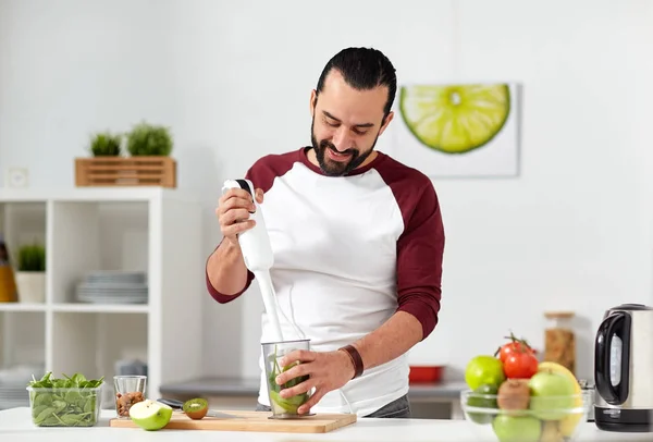 Homem com liquidificador cozinhar alimentos em casa cozinha — Fotografia de Stock