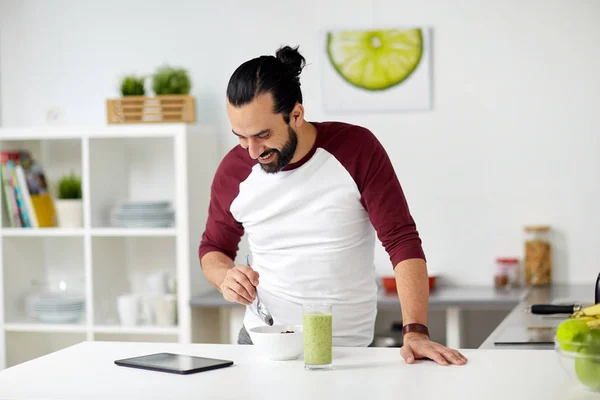 Mann mit Tablet-PC frühstückt zu Hause — Stockfoto