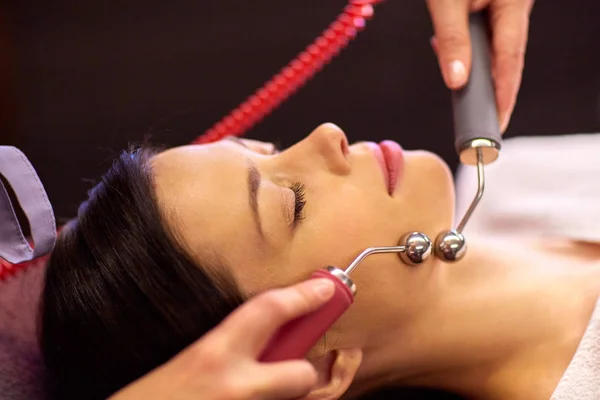 Mulher com hidratante tratamento facial no spa — Fotografia de Stock