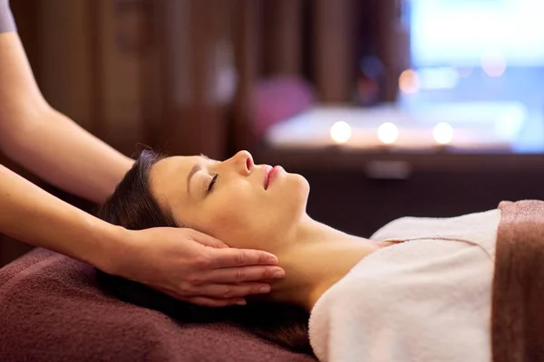 Mujer teniendo masaje facial y de cabeza en el spa — Foto de Stock