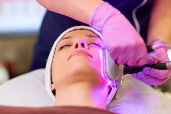 Ung kvinna med ansikte microdermabrasion på spa — Stockfoto