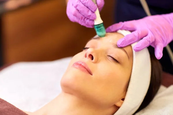 Kvinna som genomgår ansiktsbehandling med mikrodermabrasion — Stockfoto