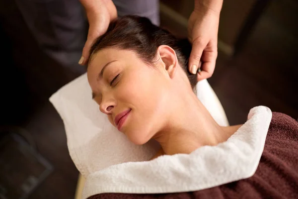 Donna con massaggio alla testa alle terme — Foto Stock