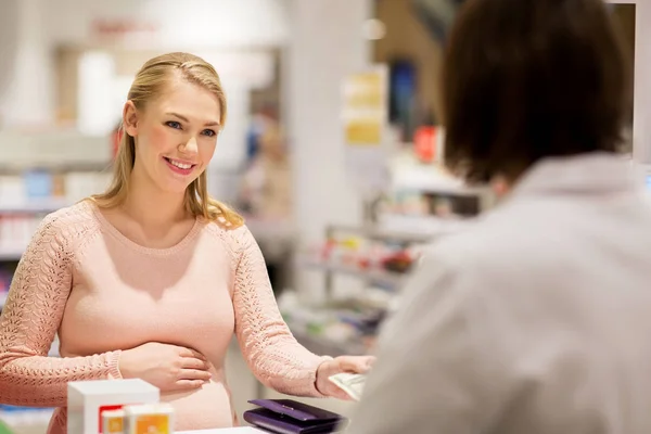Happy těhotná žena nákup léků v lékárně — Stock fotografie