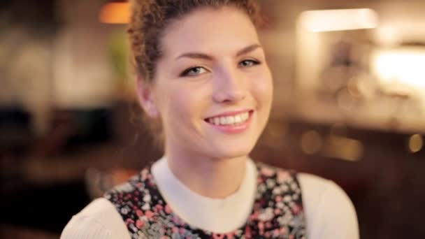 Boldog mosolygó fiatal vöröshajú nő arca — Stock videók