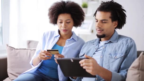 Casal com tablet pc e cartão de crédito em casa — Vídeo de Stock