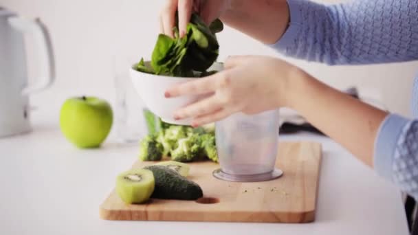 Vaření zeleniny solidní příkrmy doma žena — Stock video