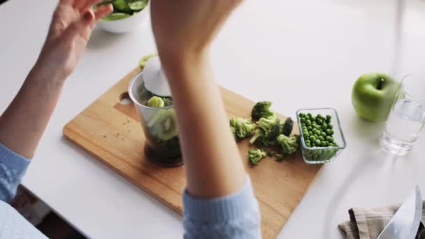 Mujer con licuadora cocina comida vegetal en casa — Vídeo de stock