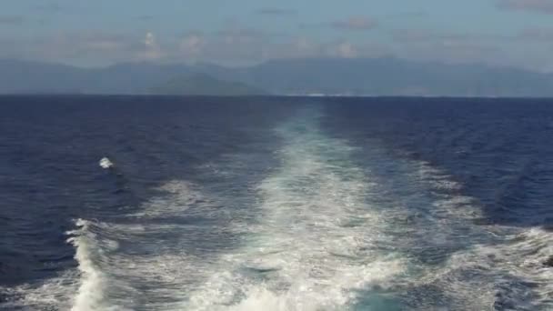 Océano indio y dejar rastro de barco en el agua — Vídeos de Stock