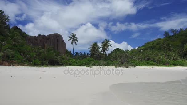 Playa de la isla africana en el océano Índico — Vídeos de Stock