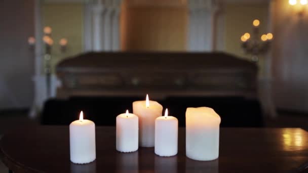 Brandende kaarsen en kist in de kerk bij begrafenis — Stockvideo