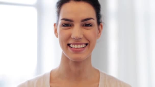 Glad leende ung kvinna med hängslen — Stockvideo