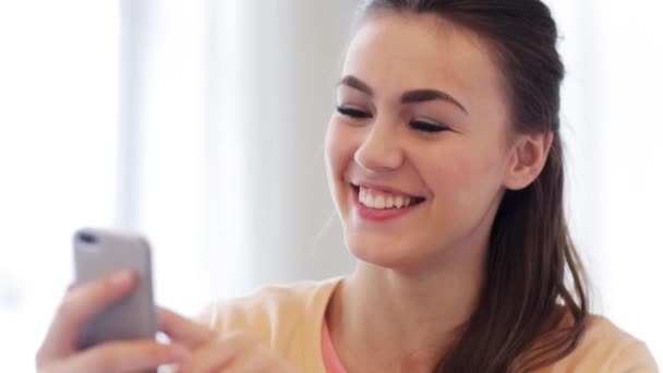 Mutlu gülümseyen genç kadın ile smartphone — Stok video
