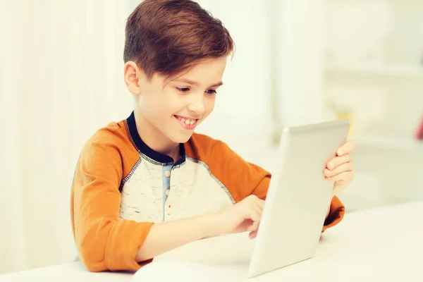 Uśmiechnięty chłopiec z komputera typu tablet PC w domu — Zdjęcie stockowe