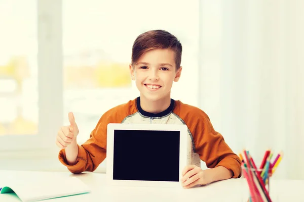 Ευτυχισμένο αγόρι με pc ταμπλετών που δείχνει τους αντίχειρες επάνω στο σπίτι — Φωτογραφία Αρχείου