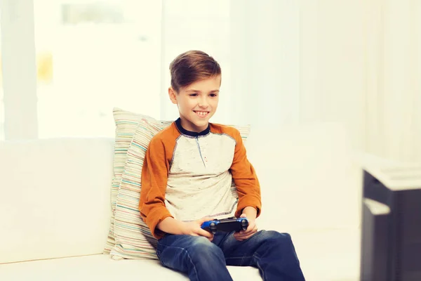 Menino feliz com joystick jogar videogame em casa — Fotografia de Stock