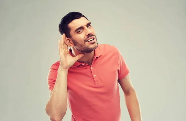 Hombre que tiene problemas auditivos escuchando algo —  Fotos de Stock