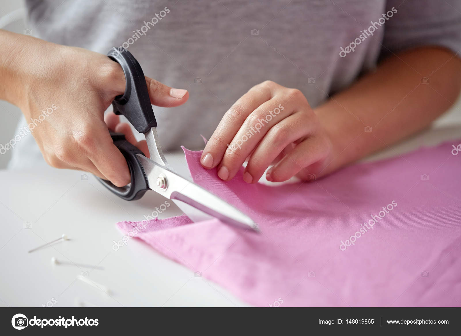 Переделки из старых футболок. Отрезанные ножницами джинсы. Режет ткань. Разрезанная футболка. Режет белую ткань.