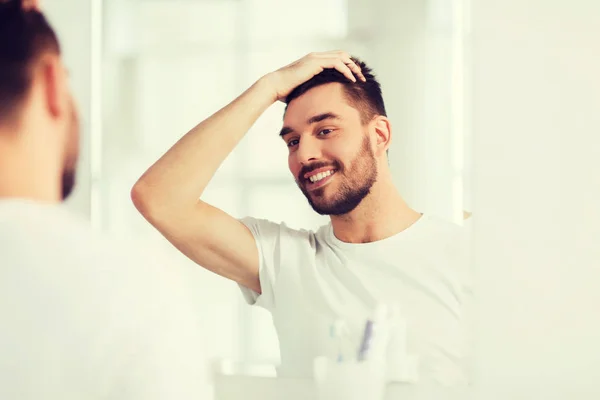 Šťastný mladý muž chtějí doma zrcadlo koupelnové — Stock fotografie