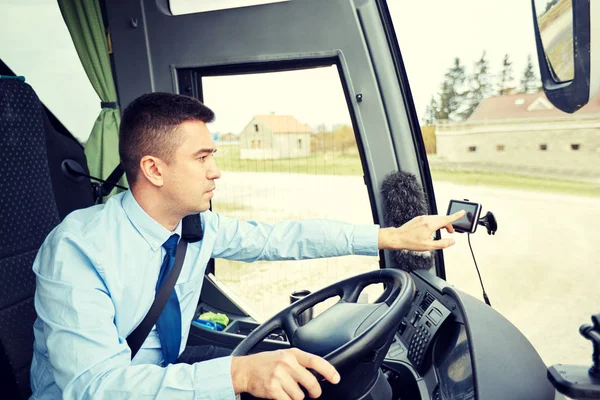 Busfahrer gibt Adresse in GPS-Navigator ein — Stockfoto