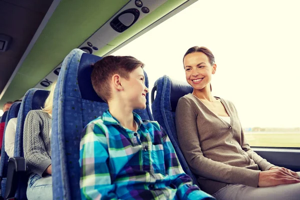 Familia feliz montar en autobús de viaje — Foto de Stock