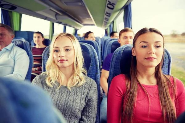 Gelukkig jonge vrouwen rijden in reizen bus — Stockfoto