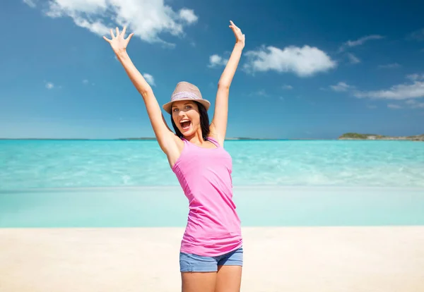 Ευτυχισμένος νεαρή γυναίκα με το καπέλο στην παραλία το καλοκαίρι — Φωτογραφία Αρχείου