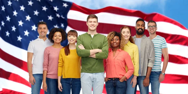 Ευτυχισμένοι άνθρωποι διεθνή πάνω από την αμερικανική σημαία — Φωτογραφία Αρχείου