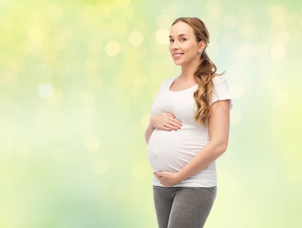 Glücklich schwangere Frau berührt ihren dicken Bauch — Stockfoto